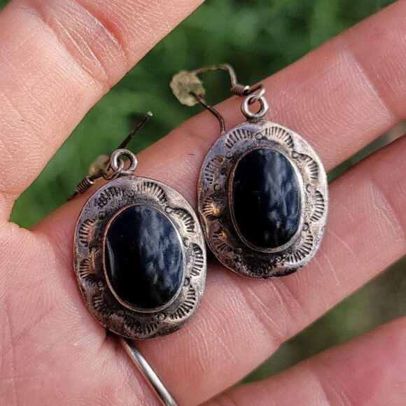 Vintage Native American handmade 925 sterling silver stampwork onyx earrings - Picture 13 of 16
